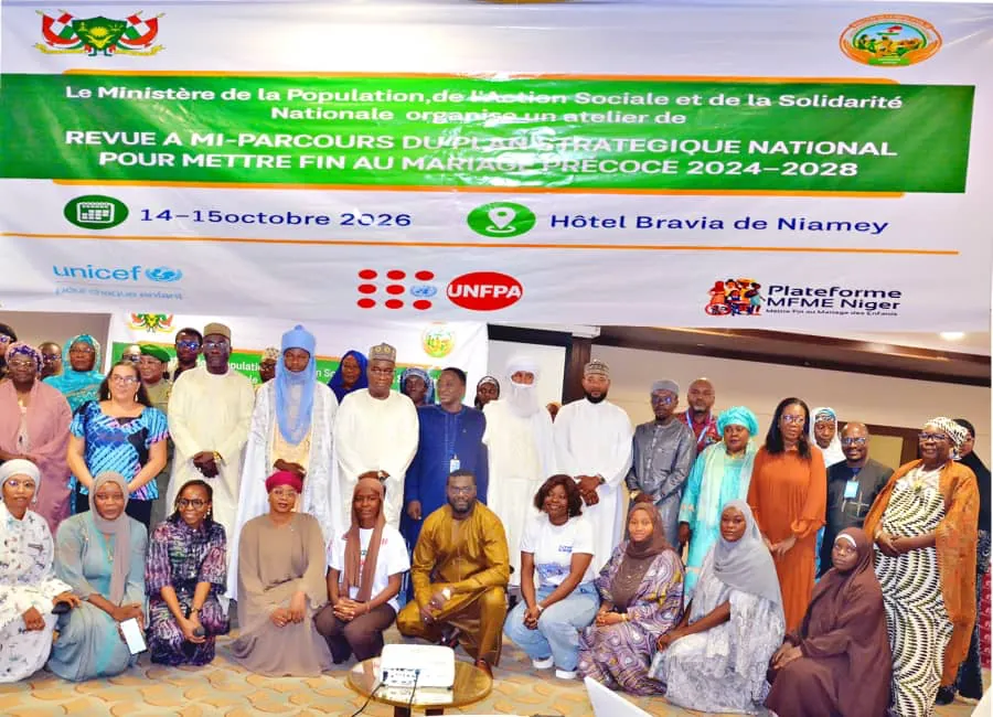 Photo de groupe des participants à l’atelier de revue à mi-parcours du Plan stratégique national pour mettre fin au mariage précoce au Niger 2024-2028