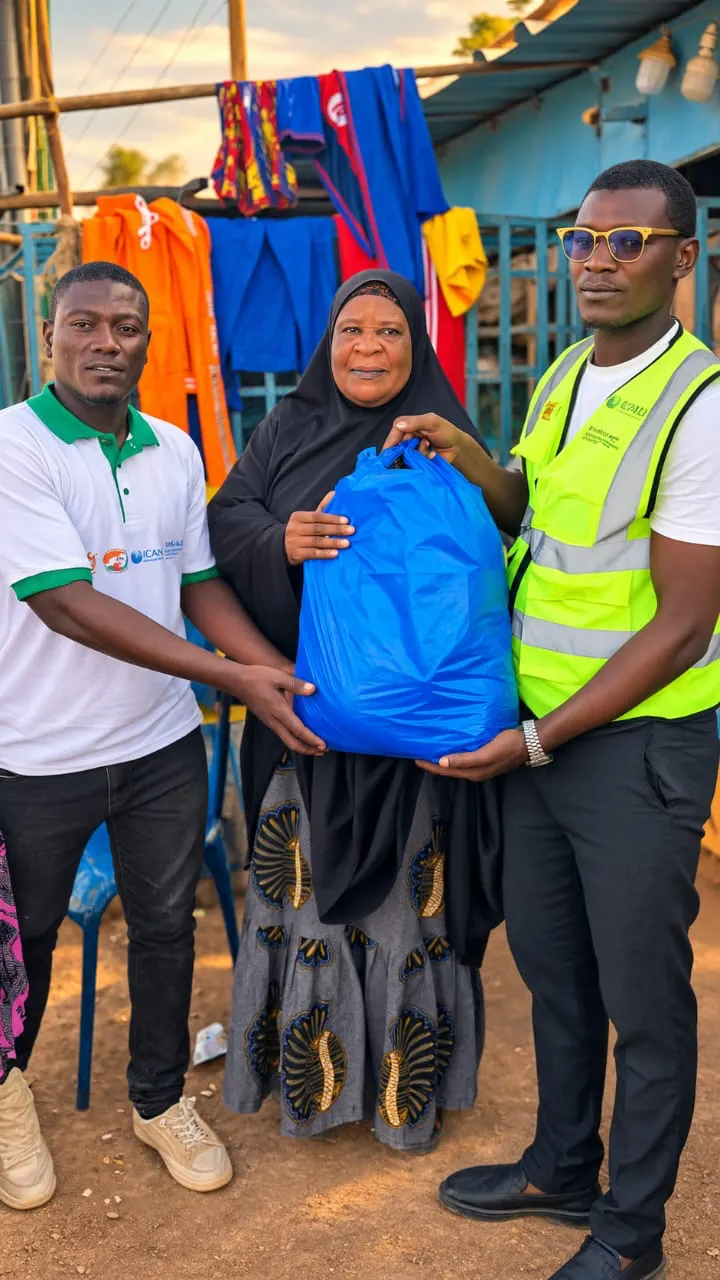 Remise d’un kit alimentaire à une famille d’accueil dans le département de Ouallam